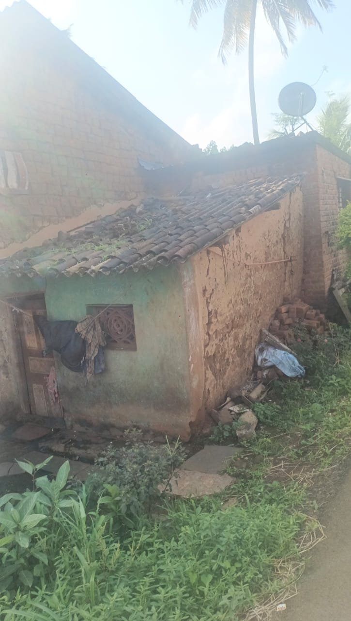 House for sale in Auction at Goundwad Village, yamnapur. Belagavi